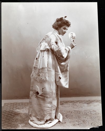 Una mujer modelando un kimono japonés, Nueva York, 1904 de Byron Company